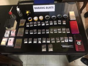 Polisi Amankan Kurir dan Kotak Jam Berisikan 34 Sachet Sabu Siap Edar