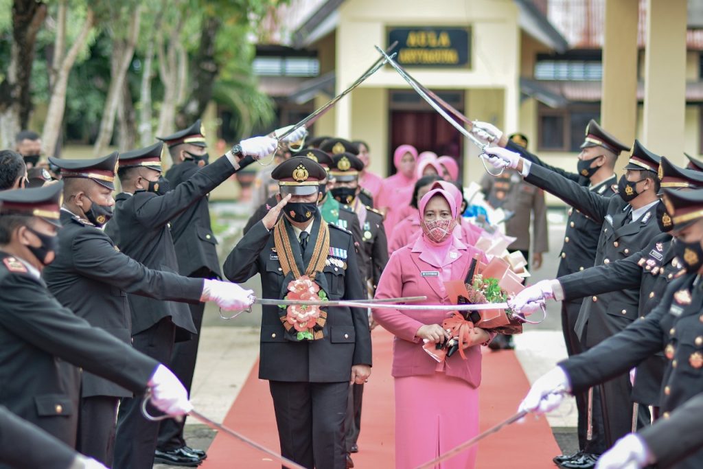Tradisi Pedang Pora Iringi Purna Tugas Delapan Anggota Polres Muna