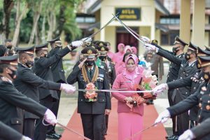 Tradisi Pedang Pora Iringi Purna Tugas Delapan Anggota Polres Muna