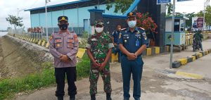 Petugas Gabungan Perketat Pemeriksaan Kartu Vaksin di Pelabuhan Raha