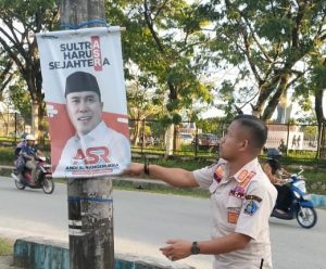 Tim Gabungan Satpol PP dan DLHK Kendari Tertibkan Pamflet ASR di Pohon dan Tiang Listrik