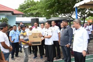 Asmawa Tosepu Serahkan Bantuan Sarpras Perikanan Kepada Ratusan Nelayan