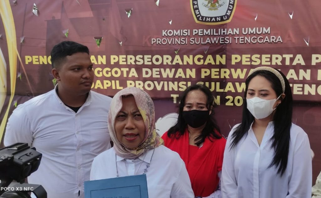 Bakal Maju DPD RI, Ratna Lada Serahkan Syarat Dukungan  ke KPU Sultra