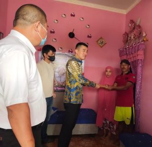 Sambangi Masyarakat Lingkar Tambang, PT VDNIP Beri Bantuan
