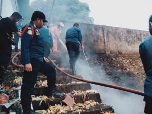 Tumpukan Sampah yang Terbakar Picu Kepanikan Warga Puuwatu, Damkar Kendari Kerahkan Tiga Unit Armada
