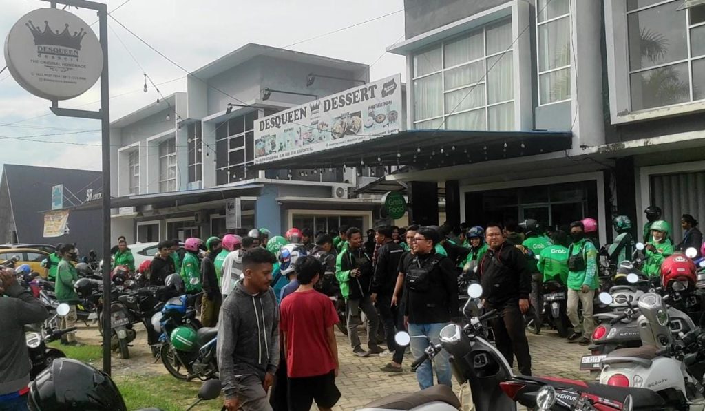 Aksi Solidaritas Puluhan Driver Ojol Geruduk Desqueen Dessert, Ini Pemicunya