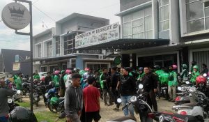 Aksi Solidaritas Puluhan Driver Ojol Geruduk Desqueen Dessert, Ini Pemicunya