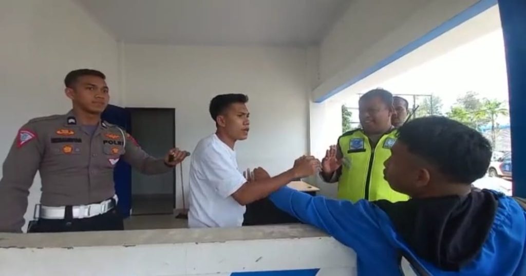 Tabrak Pengendara Motor di Traffic Light, Pengendara Mobil di Kendari Nyaris Diamuk Warga