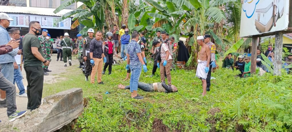 BREAKING NEWS : Sesosok Mayat Pria Ditemukan Membusuk di Dalam Selokan