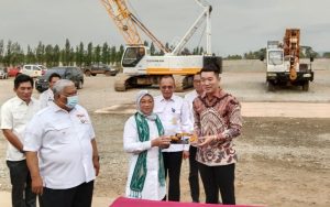 Berkunjung ke Morosi, Menteri Tenaga Kerja Terima Bantuan Tujuh Alat Berat dari PT VDNIP