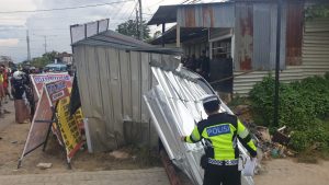Pengendara Minibus Jenis Wuling Tabrak Motor dan Konter Pulsa di Kendari, Satu Orang Tewas