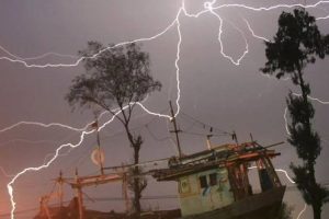 Hujan Badai Disertai Petir Merenggut Nyawa  Warga Konsel