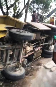 Truk Bermuatan Beton Terbalik Menimpa Pengendara Motor