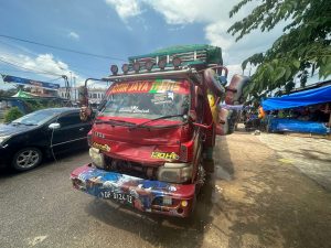 Hilang Kendali, Mobil Truck Tabrak Motor di Perempatan Pasar Panjang Kendari