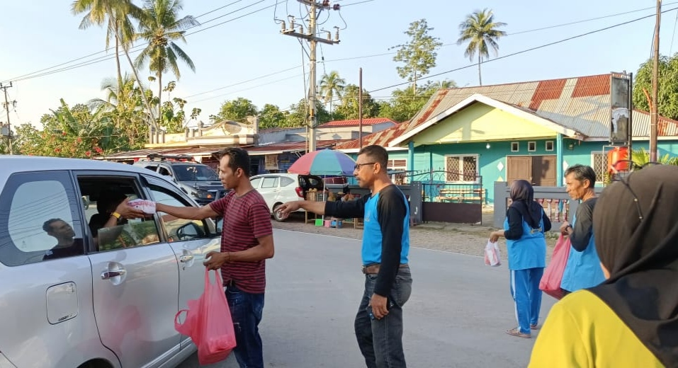 IKBD Berbagi Takjil Kepada Warga dan Pengguna Jalan di Konawe