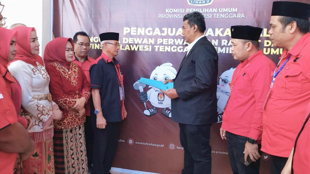 Sambangi Kantor KPU, DPD PDI Perjuangan Sultra Daftarkan 45 Bacaleg