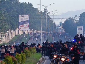 Masa Aksi Demonstrasi di Depan Kampus UHO Kendari Pukul Mundur Kepolisian
