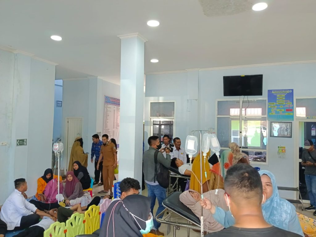 Alami Keracunan Massal, Belasan Warga di Kendari Dilarikan ke Puskesmas