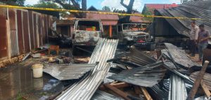 Berawal dari Percikan Las yang Mengenai BBM, Dua Mobil di Kendari Ludes Terbakar
