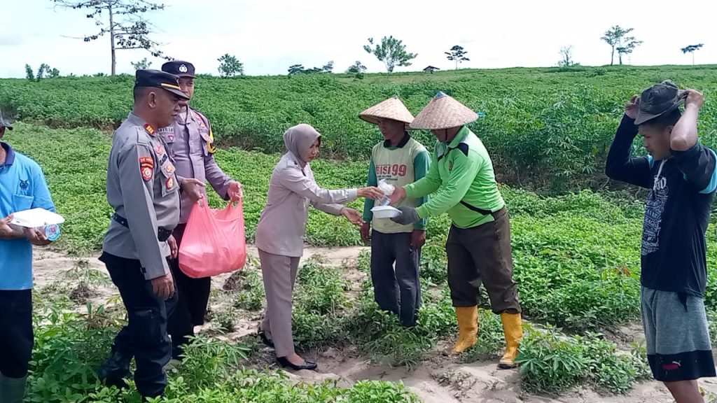 Polsek Andoolo Berbagi Berkah dengan Bagikan Nasi Kotak kepada Warga