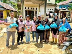 Peduli Sesama, YBM PT PLN UP3 Kendari Salurkan Bantuan Bagi Korban Banjir