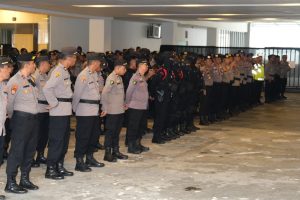 Tim Gegana Sat Brimob Polda Sultra Sterilisasi Tempat Pleno Rekapitulasi Perhitungan Suara Pemilu 2024