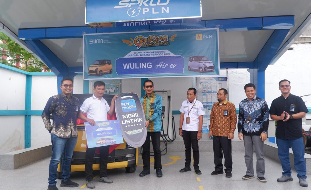 Warga di Kolaka Raih Hadiah Mobil Listrik Berkah Gelegar PLN Mobile