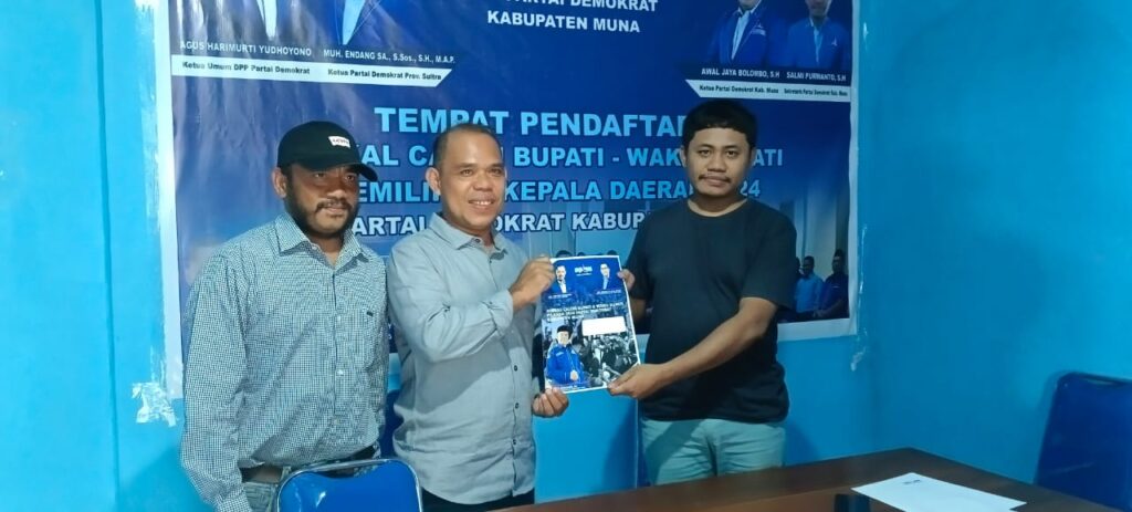 LO Bachrun Mengambil Formulir Pendaftaran Calon Bupati di Sekretariat Partai Demokrat Muna