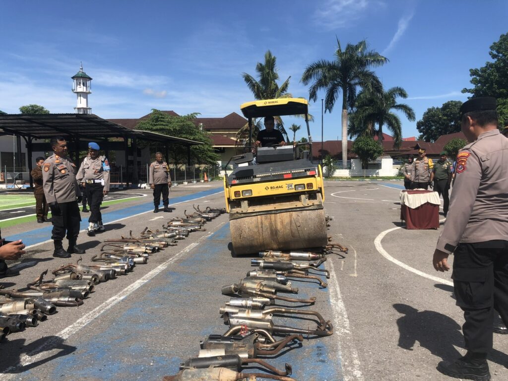Satlantas Polresta Kendari Hancurkan Ratusan Knalpot Brong