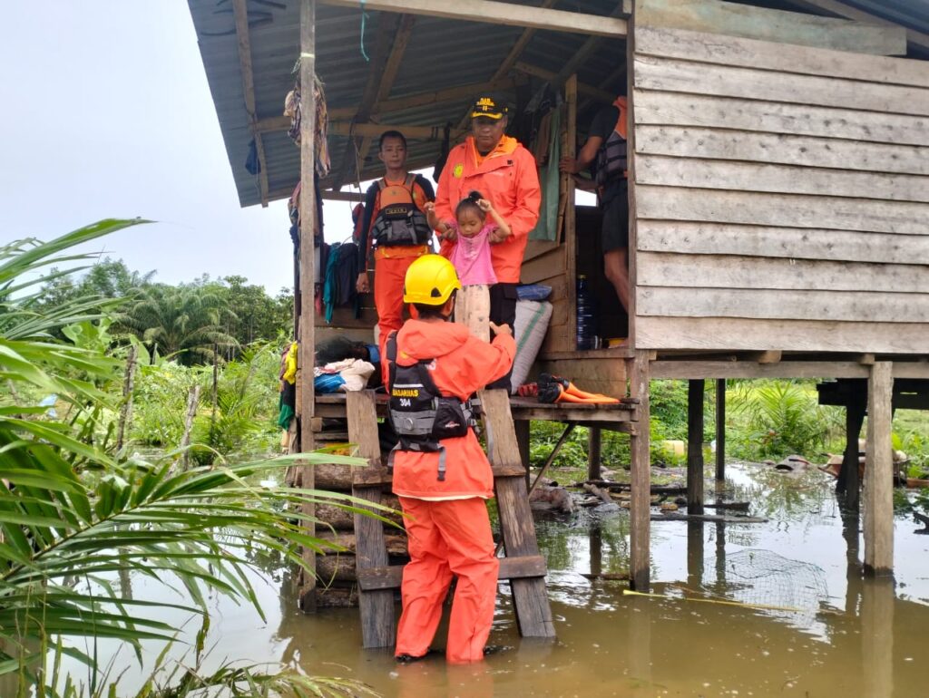Tim SAR Selamatkan Ayah dan Anak Terjebak Banjir di Konut