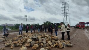 Hak Tak Kunjung Direalisasi, Warga Morosi Palang Jalan Haulling PT OSS