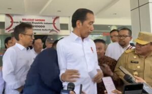 Pria di Konawe Nekat Terobos Paspampres lalu Tarik Presiden Jokowi saat Konferensi Pers