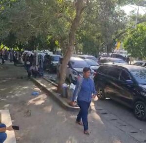Layanan Amburadul di Pelabuhan Amolengo, Masyarakat Antri hingga 17 Jam