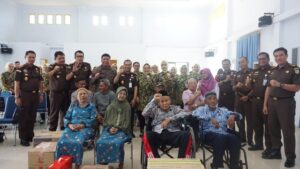 Menyambut HBA ke 64 dan HUT IAD ke XXlV, Kejati Sultra Gelar Bakti Sosial Kunjungi Panti Jompo dan Purnaja