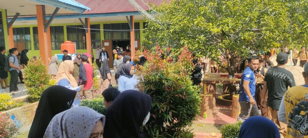 Ratusan Orang Tua Siswa SMAN 1 Lasolo Desak Kepala Sekolah Mundur dari Jabatannya