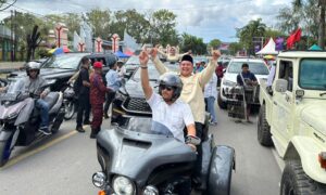 Ribuan Relawan Iringi Yudhi-Nirna Mendaftar Sebagai Calon Wali Kota Kendari di KPU