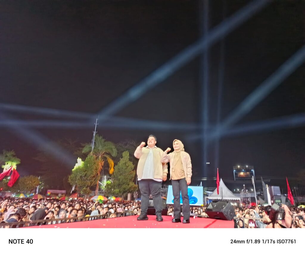 Puluhan Ribu Warga Hadiri Deklarasi Yudhi-Nirna Sebagai Paslon Wali Kota Kendari 2025-2030