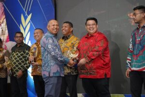 Sultra Awards 2024: Yudhianto Mahardika Terima Penghargaan Pemuda Inspiratif, Anton Timbang Diganjar Pengusaha Berpengaruh