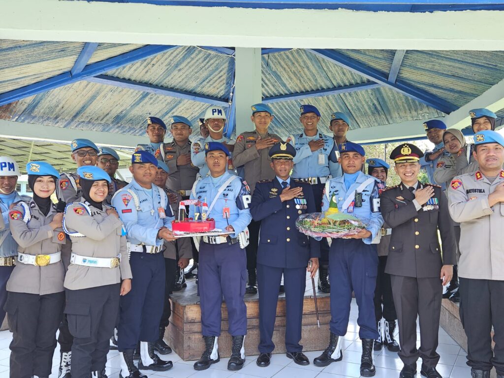 Kabid Propam Polda Sultra Berikan Kejutan di HUT TNI ke-79