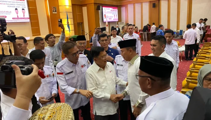 Andi Sumangerukka Sumbangkan Ambulans untuk PMI Sultra