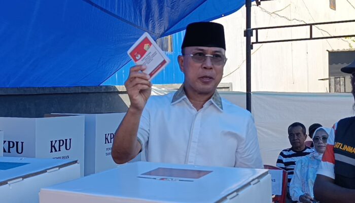 Andi Sumangerukka Gunakan Hak Pilih di TPS 16 Kelurahan Andonohu