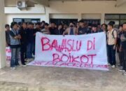 Puluhan Mahasiswa Boikot Kantor Bawaslu Sultra, Tuntut Tindak Lanjut Dugaan Money Politik Paslon ASR-Hugua