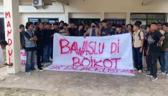 Puluhan Mahasiswa Boikot Kantor Bawaslu Sultra, Tuntut Tindak Lanjut Dugaan Money Politik Paslon ASR-Hugua