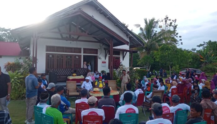 Kampanye Duduk Melingkar di Desa Lawada, Darwin-Ali Basa Dengar Keluh Kesah Warga