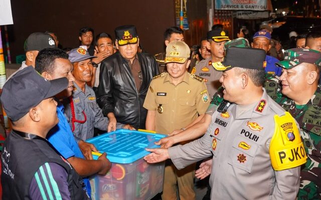 Pj Gubernur Sumut dan Forkopimda Serahkan ‘Extra Fooding’ Pada Petugas KPU dan Bawaslu
