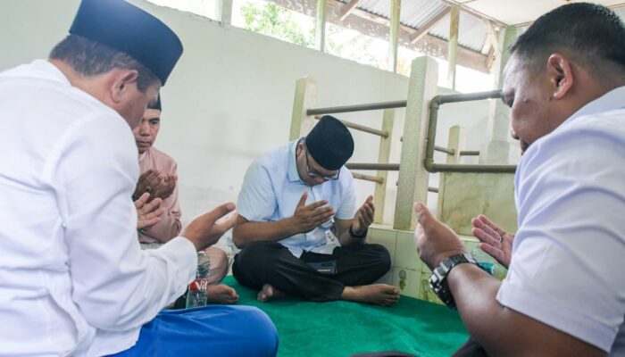 Berkunjung ke Hamparan Perak, dr. Asri Ludin Tambunan Berziarah Hingga Makan Bersama Masyarakat