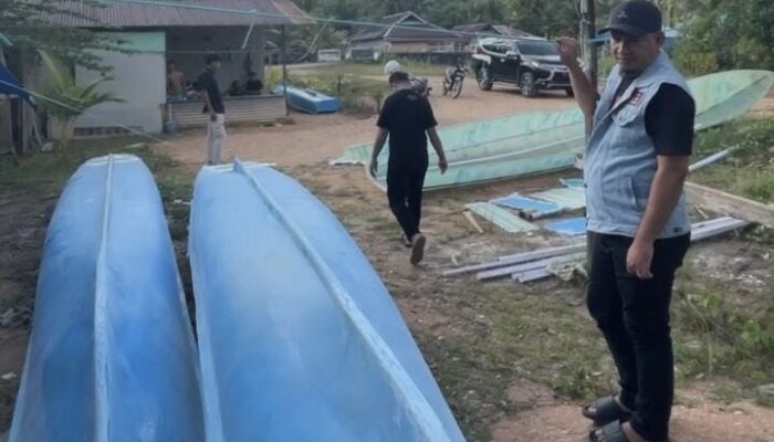 Wakil Wali Kota Terpilih Sudirman Berikan Bantuan Perahu untuk Nelayan Kessilampe