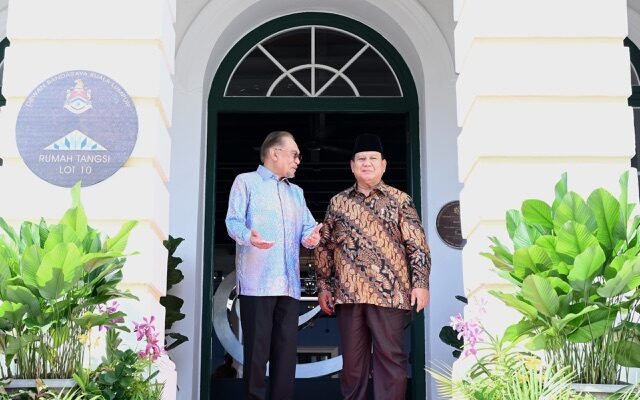 Momen Hangat Prabowo dan Anwar Ibrahim: Pererat Hubungan Indonesia-Malaysia di Rumah Tangsi