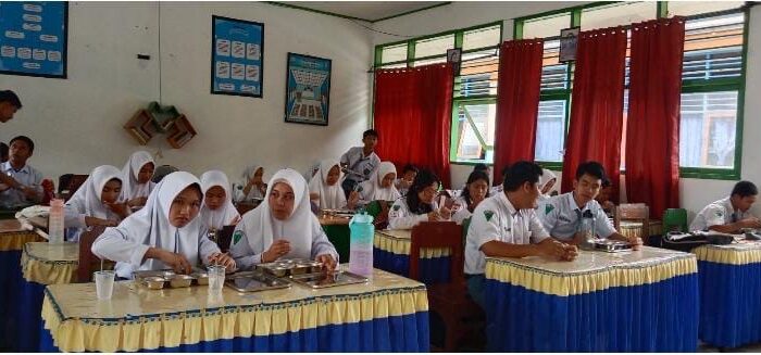 Pemda Konawe Serahkan 3.008 Paket MBG di 9 Sekolah, Dukung Program Gizi Presiden Prabowo