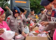 Peduli Sesama, Detasemen Gegana Polda Sultra dan Bhayangkari Bagikan Ratusan Takjil